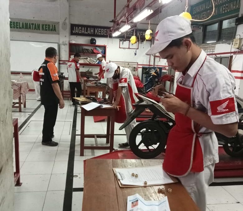 Teknik Bisnis Sepeda Motor SMK BKM 2 Bekasi: Pilihan Unggul untuk Karier di Dunia Otomotif
